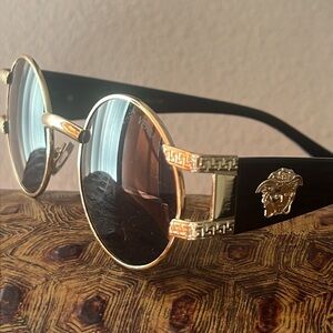VTG VERSACE MEDUSA ROUND BLACK/GOLD LUXE SUNGLASSES